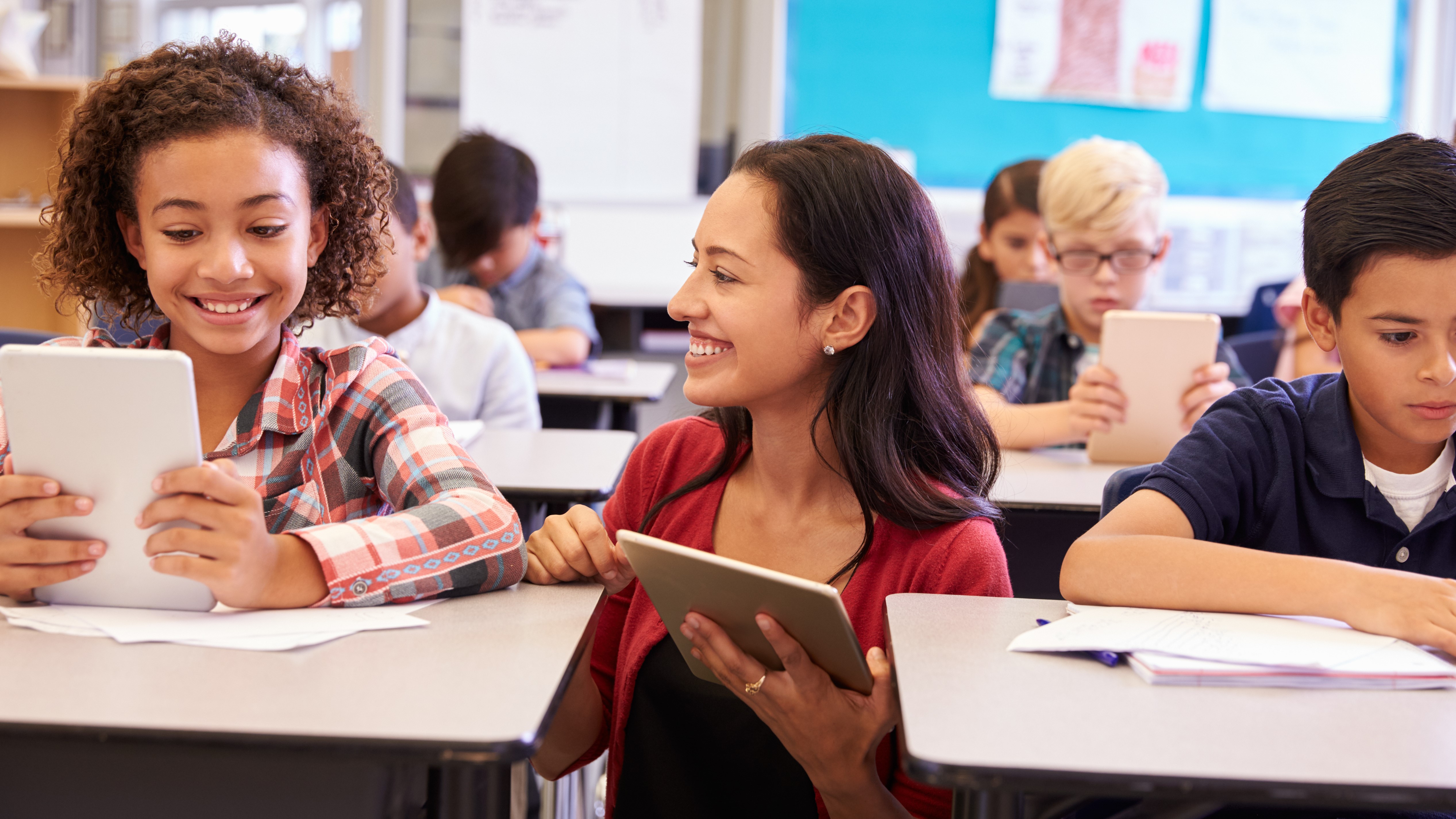 Reading classes. Дружелюбный учитель. Учитель среди детей. Учитель в начальной школе США. Pupil картинка.