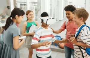 Basisschoolkinderen met VR bril